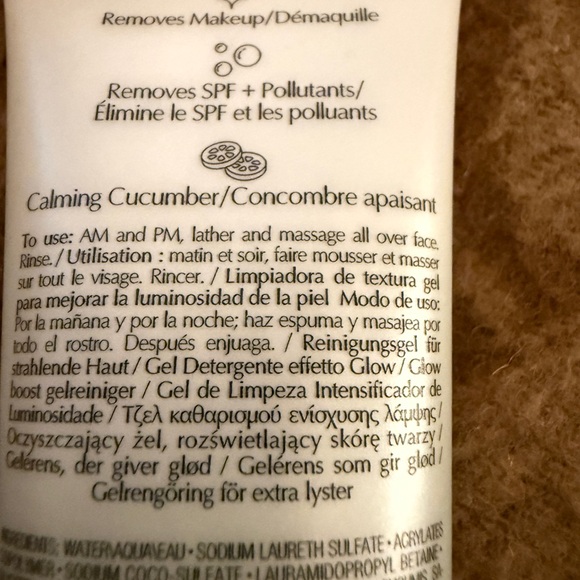 Estee Lauder DayWear Glow Boost Jelly Cleanser - Light Blue - Picture 5 of 10